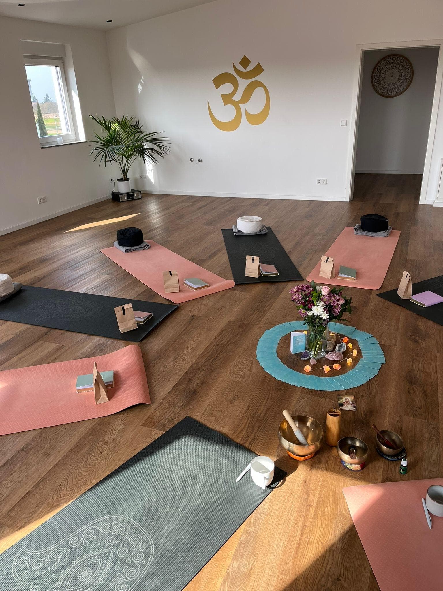 Kursraum mit Om-Zeichen